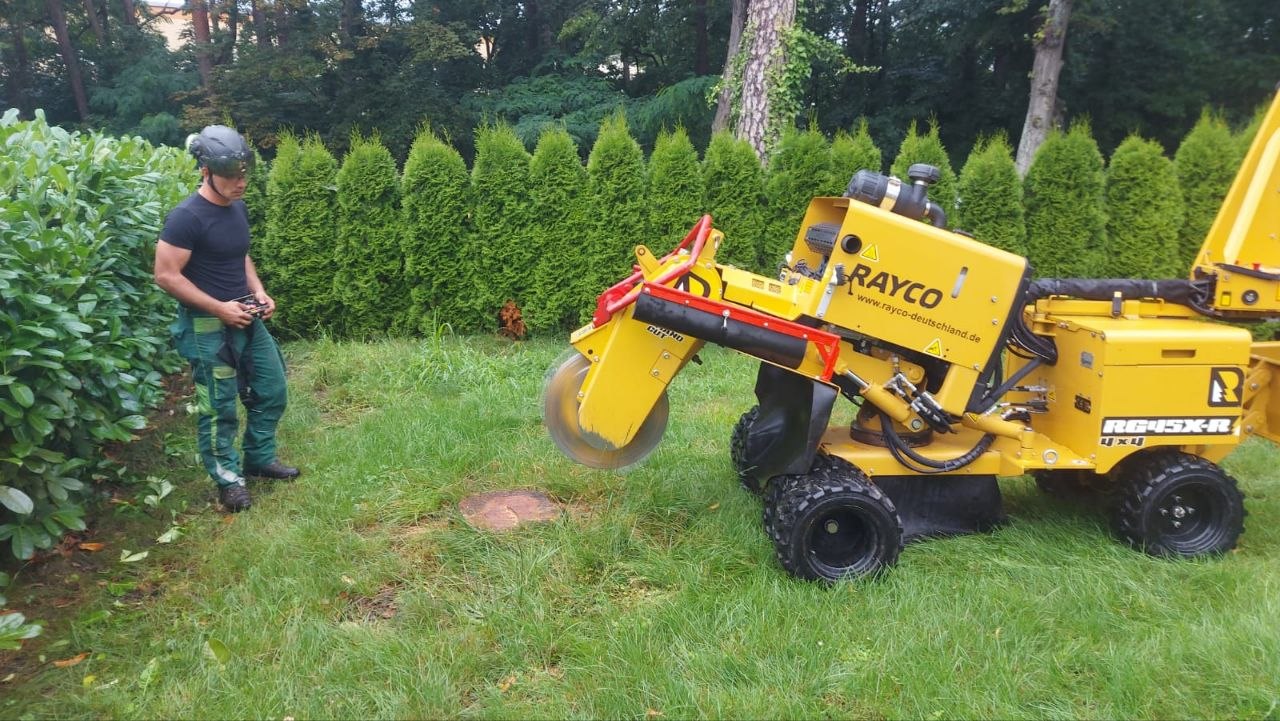 Ferngesteuerte Stubbenfräse auf einer Gartenfläche