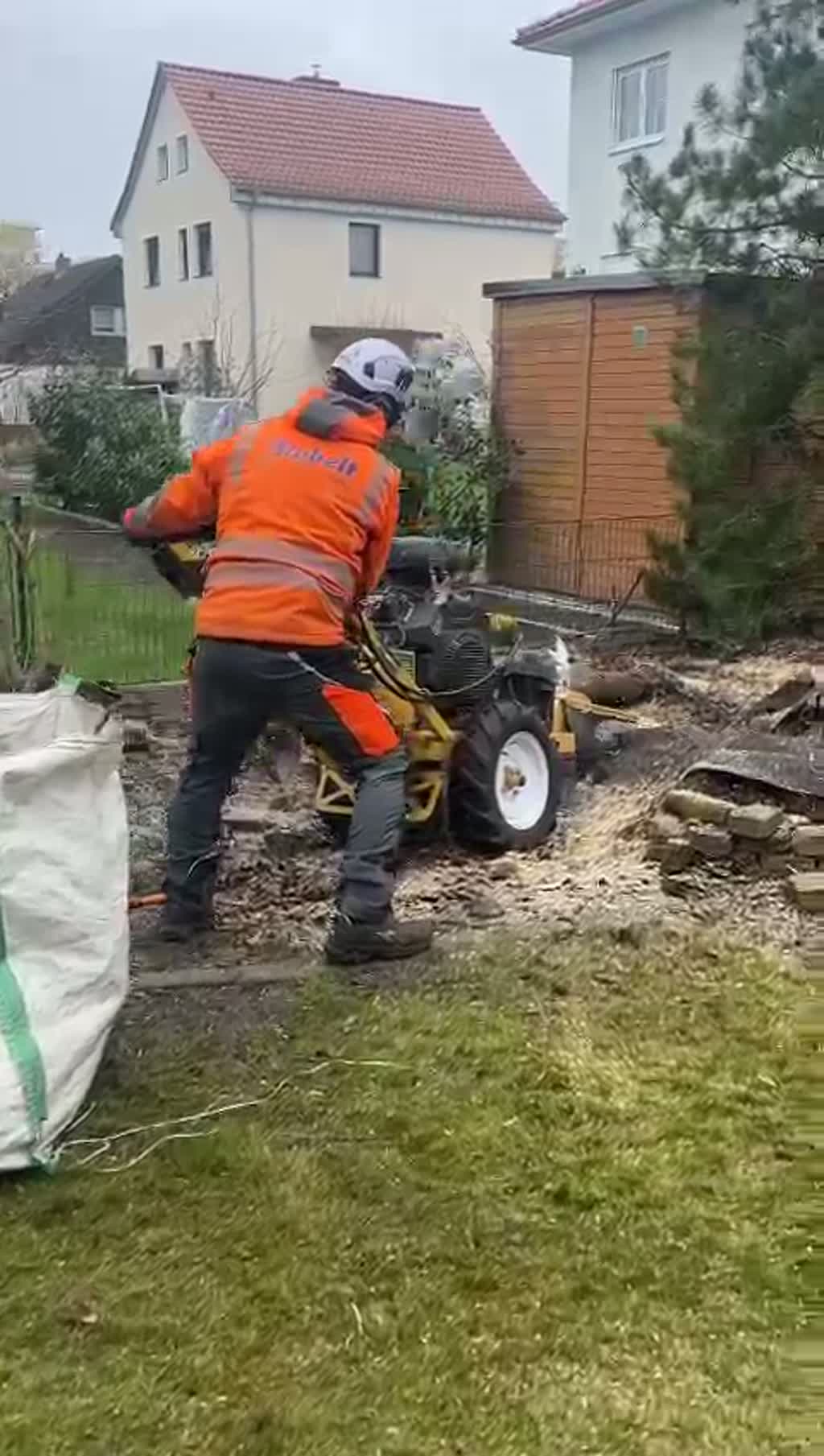 Video: Stubbenfräsen im Garten – Maschine bei der Arbeit