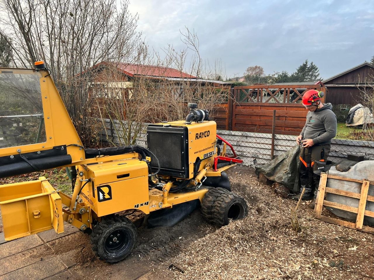 Professionelle Frästechnik auf einem Gartengrundstück